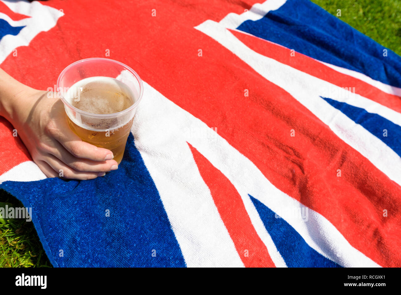 Main Tenant Une Pinte De Bière Froide Sur Lunion Jack Sur L