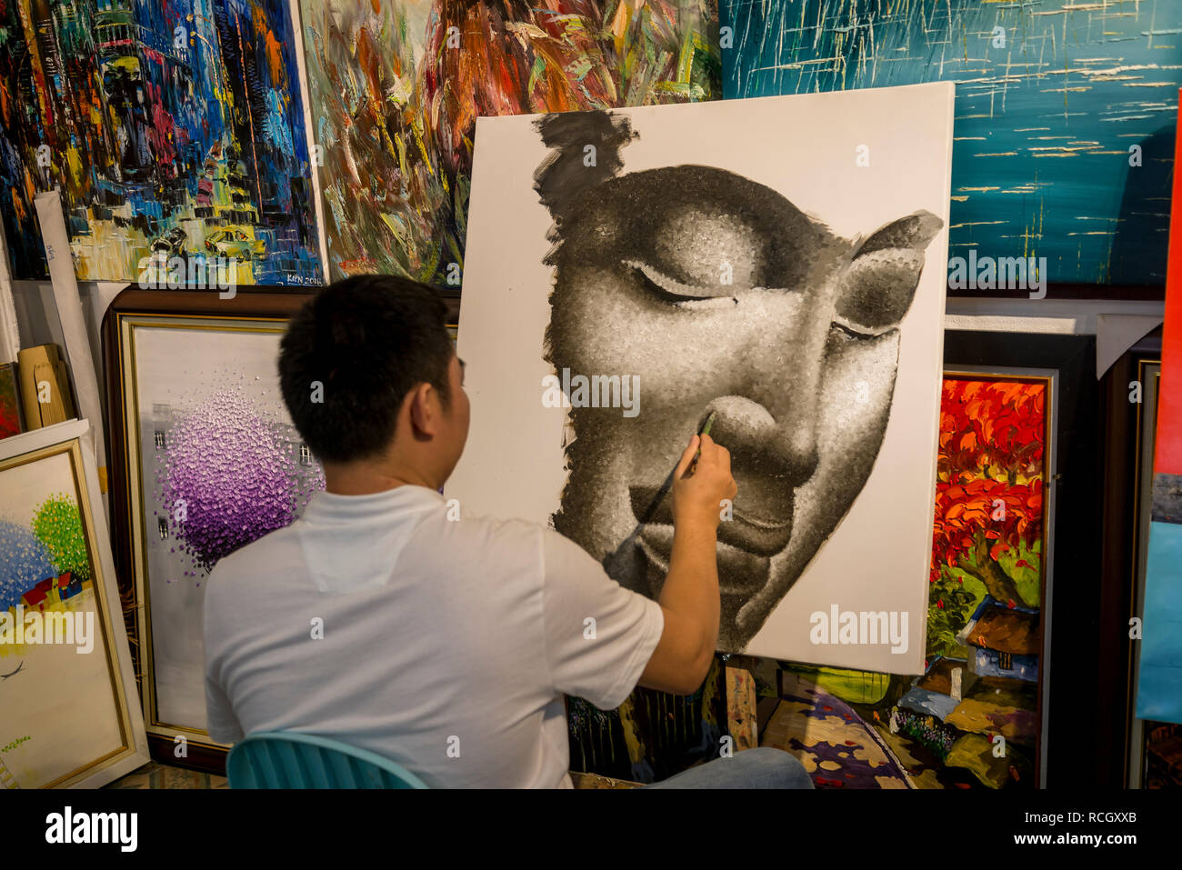 Les artistes dans une galerie d'art commerciale bien connue des copies de peinture d'art européen, Hanoi, Vietnam Banque D'Images