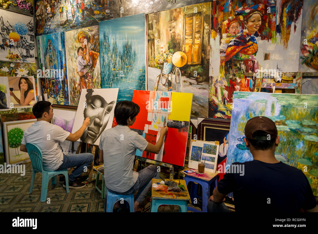Les artistes dans une galerie d'art commerciale bien connue des copies de peinture d'art européen, Hanoi, Vietnam Banque D'Images