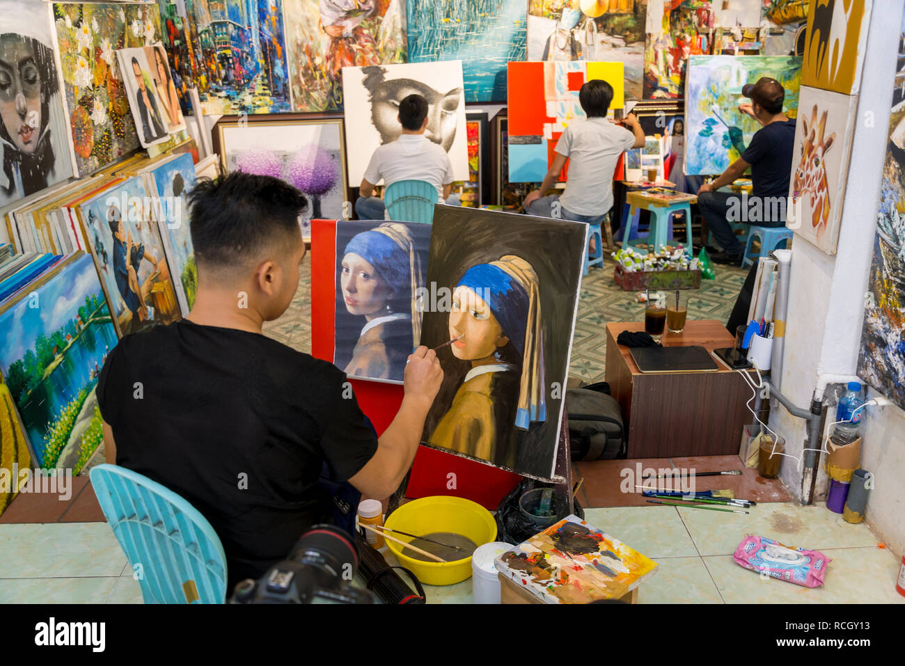 Les artistes dans une galerie d'art commerciale bien connue des copies de peinture d'art européen, Hanoi, Vietnam Banque D'Images
