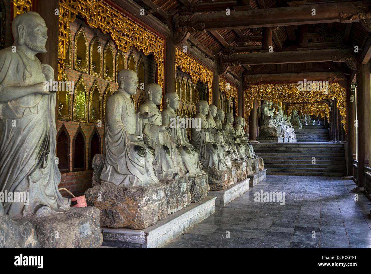 Temple bouddhiste de Bai Dinh, rangée de sculptures dans le cloître, Ninh Bình Province, Vietnam Banque D'Images