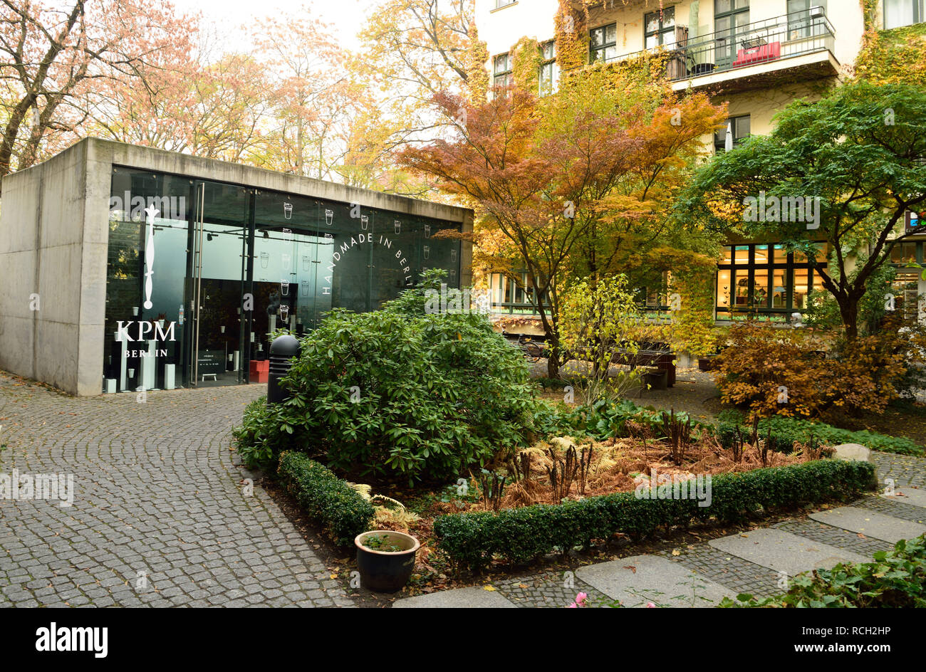 Berlin, Allemagne - le 10 novembre 2018. Vue sur cour III de Hackesche Hofe complexe cour à Berlin, avec la végétation et les propriétés commerciales. Banque D'Images