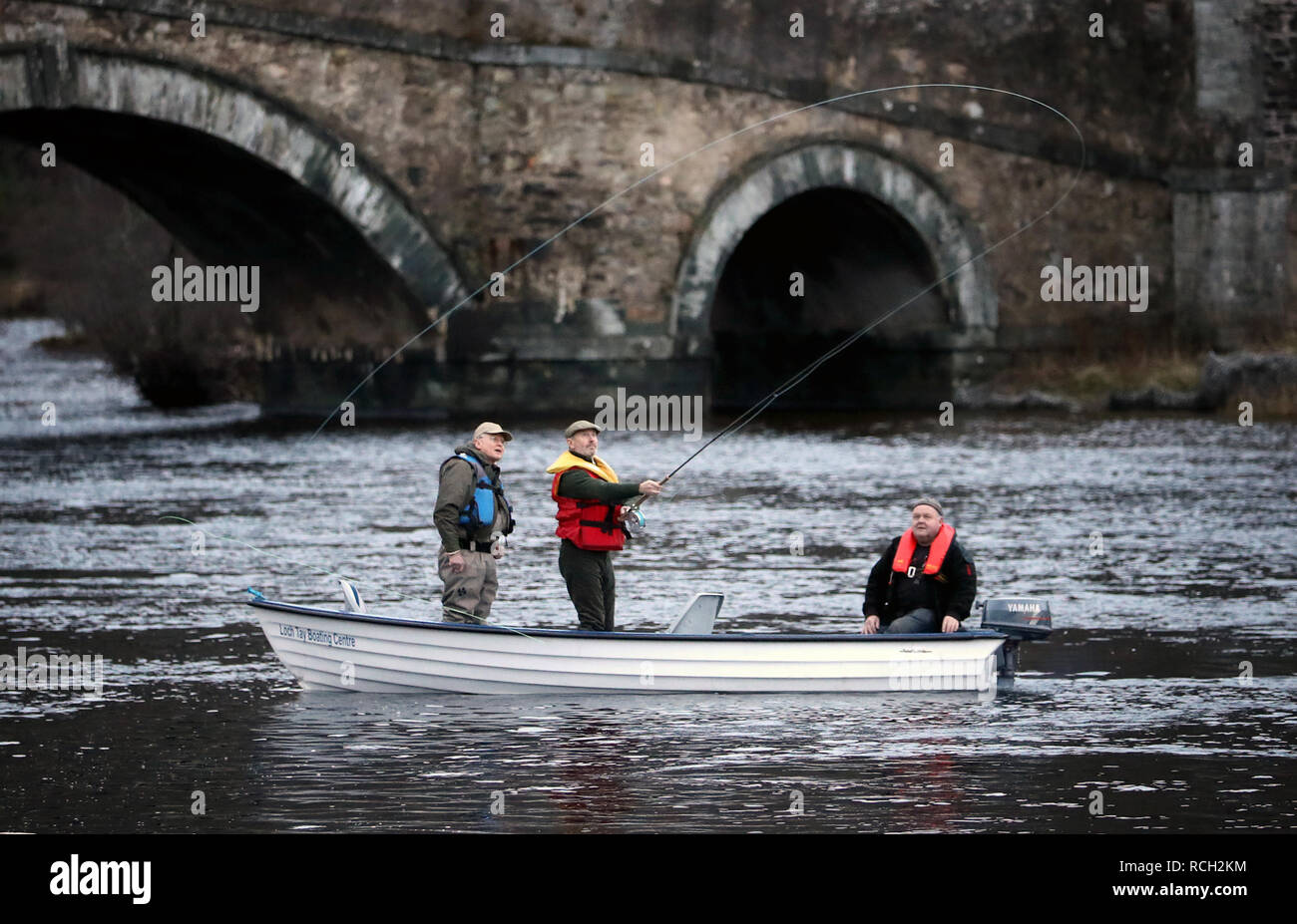 Fred MacAulay (centre) et Mark Bowler (gauche) prendre la première distribution à l'ouverture de la saison de pêche au saumon sur la rivière Tay à Kenmore, près de Aberfeldy. Banque D'Images