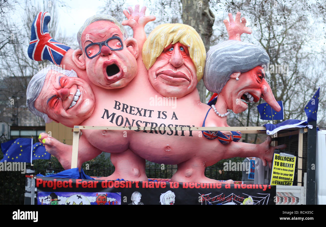 Des effigies de premier ministre Theresa May, ancien ministre des affaires étrangères, Boris Johnson, secrétaire à l'environnement actuel et Michael Gove ancien secrétaire Brexit David Davis, sont conduits au-delà des Chambres du Parlement, Londres, dans la perspective de la Chambre des communes vote sur le premier ministre Brexit traiter. Banque D'Images