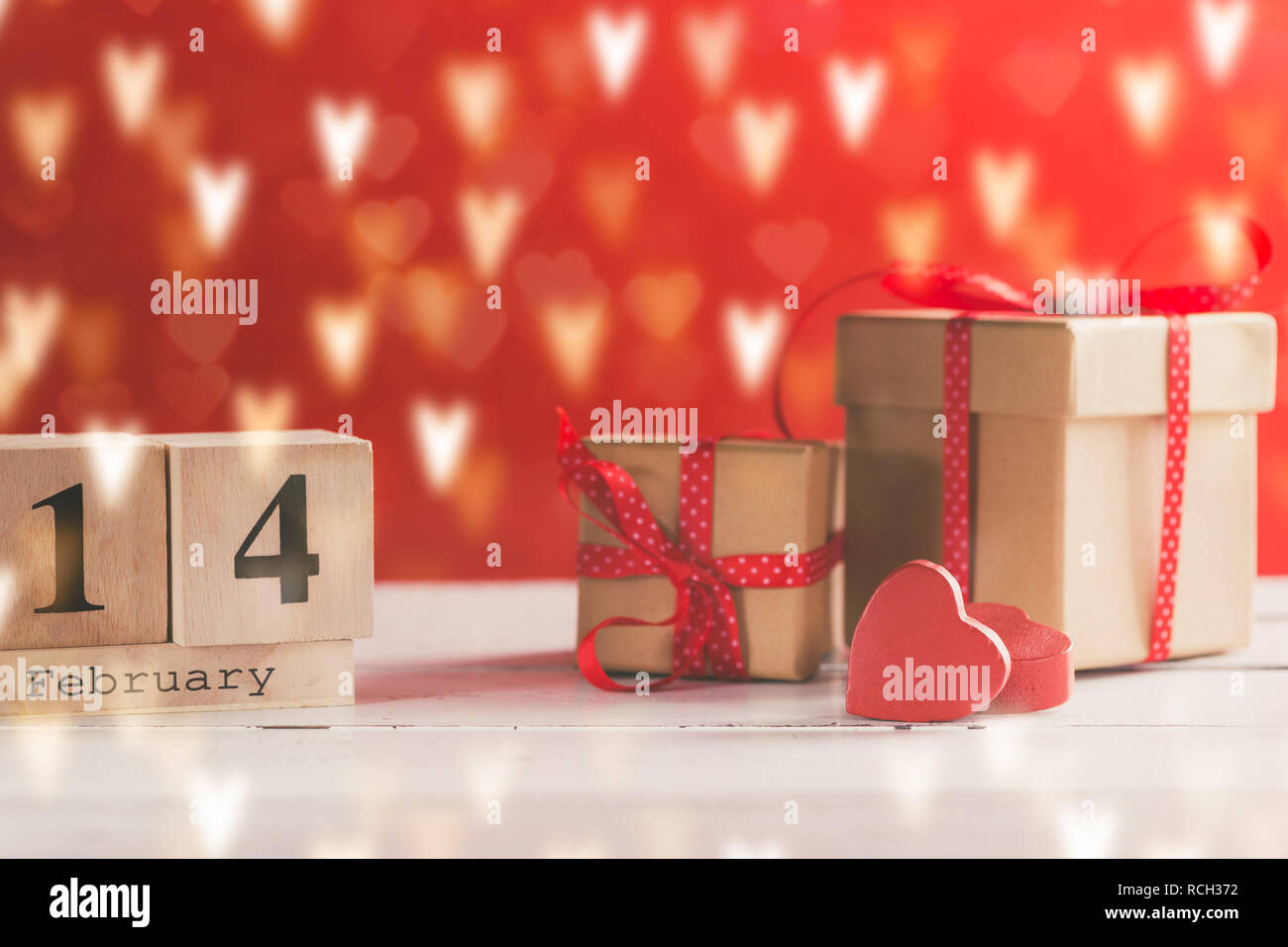 Photographie de Concept cadeau Saint Valentin avec du calendrier affiche la date du 14 février. Banque D'Images