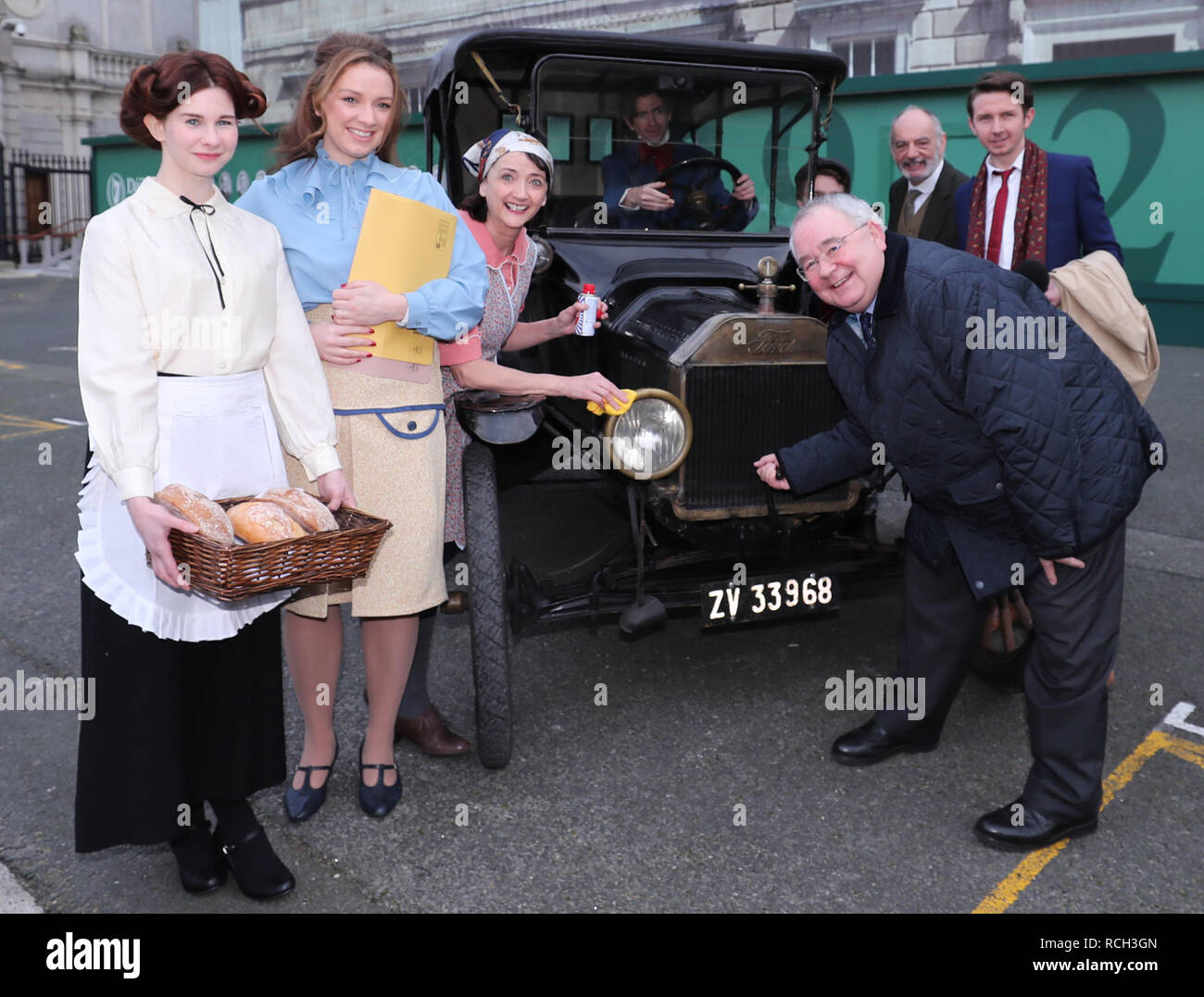 Ceann Comhairle Sean O Fearghail (avant droit) avec des personnages représentant les différentes étapes de la vie sociale et culturelle de l'Irlande, pour marquer le lancement de la chambres de l'Oireachtas programme des activités de Dail100. Banque D'Images