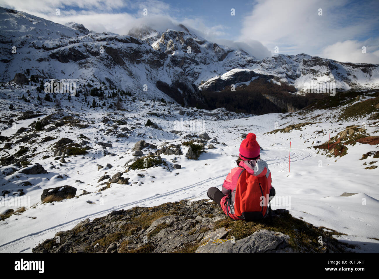 Petite fille assise dans la montagne, Pyrénées, Espagne. Banque D'Images