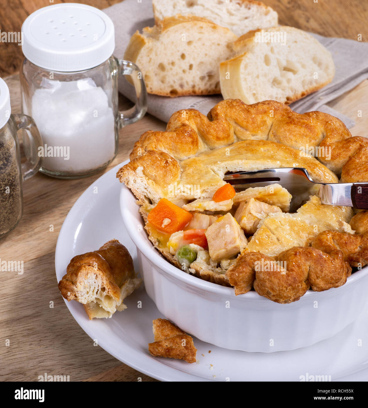 Tourte au poulet et aux légumes avec croûte dorée dans un bol blanc Banque D'Images