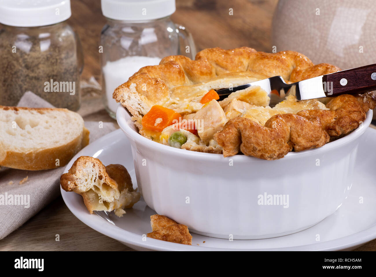 Libre d'une tourte au poulet et aux légumes avec croûte dorée dans un bol blanc Banque D'Images
