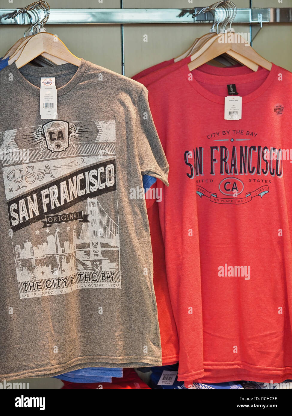 Tee-shirts souvenirs de San Francisco en vente à l'aéroport international de San Francisco Banque D'Images