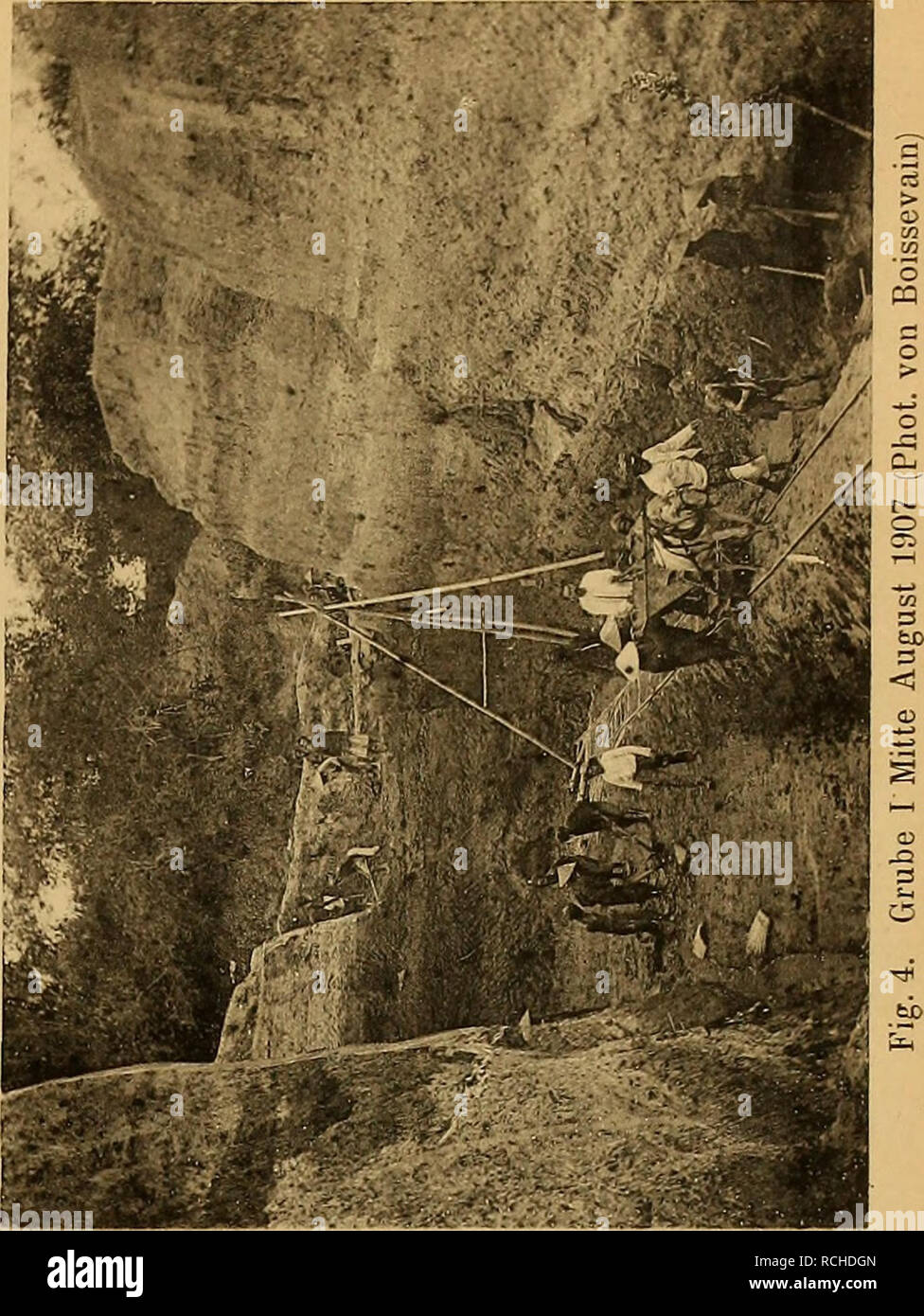 . Pithecanthropus-Schichten auf die Java. Geologische und Ergebnisse der paläontologische Trinil-Expedition (1907 und 1908), mit Unterstützung der Akademischen ausgeführt Jubiläumsstiftung der Stadt Berlin und der Königlich bayerischen Akademi der Wissenschaften. La géologie, la paléontologie, l'Homo erectus. . Veuillez noter que ces images sont extraites de la page numérisée des images qui peuvent avoir été retouchées numériquement pour plus de lisibilité - coloration et l'aspect de ces illustrations ne peut pas parfaitement ressembler à l'œuvre originale.. Selenka, Lenore ; Blanckenhorn, Max Ludwig Paul, 1861- ; Akademische Jubiläums Banque D'Images