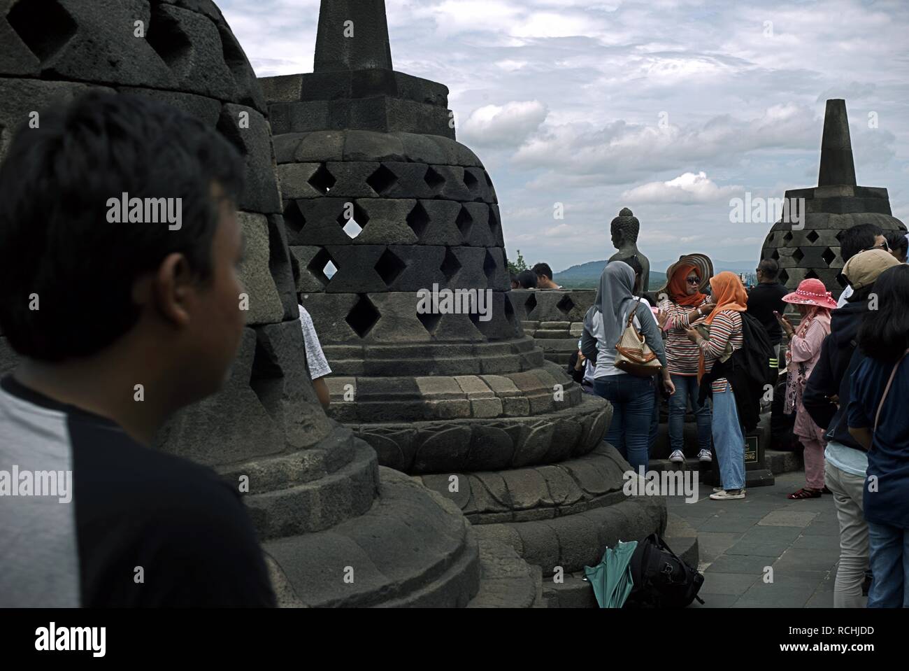 Touristes entre stupas au temple Borobudur dans la province de Java centrale de l'Indonésie. Banque D'Images