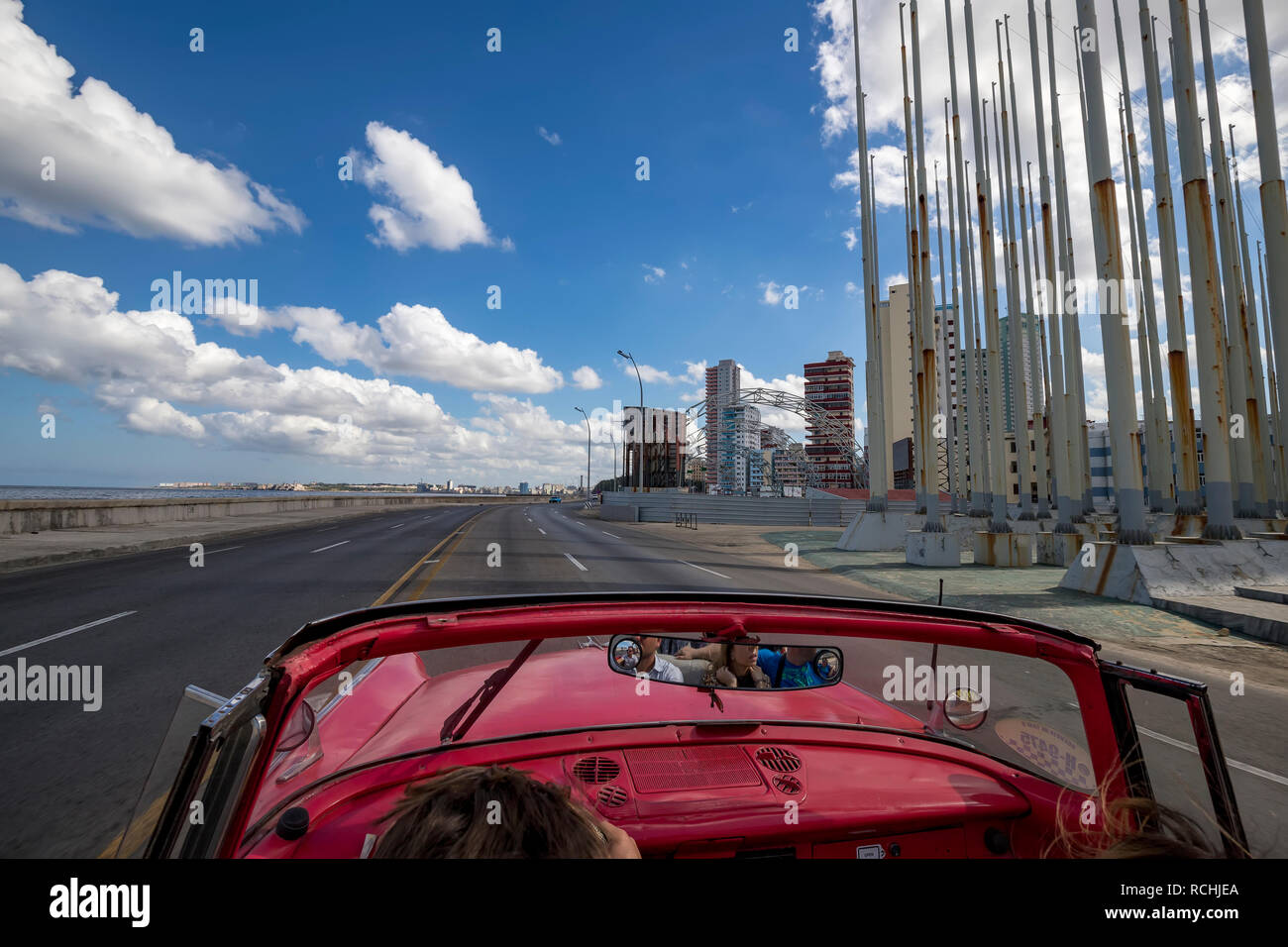 La HAVANE, CUBA - Décembre 08,2018 : La vue de voiture cabriolet vintage le long de la célèbre station drive Malecon de La Havane. Route de La Havane. Banque D'Images