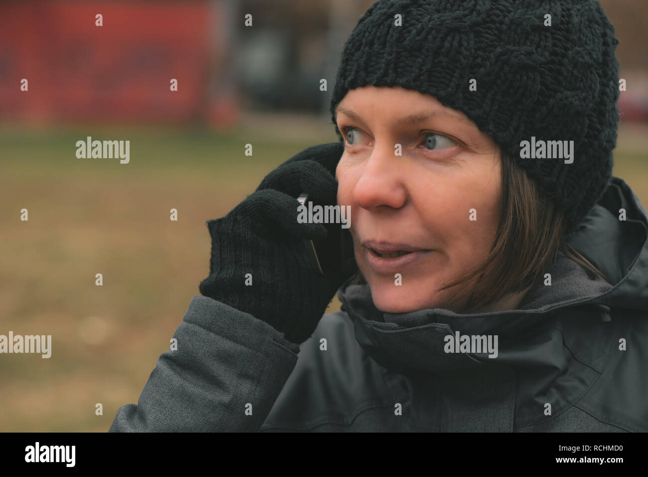Conversation sur téléphone mobile street en hiver, des profils caucasian Woman talking on telephone Banque D'Images
