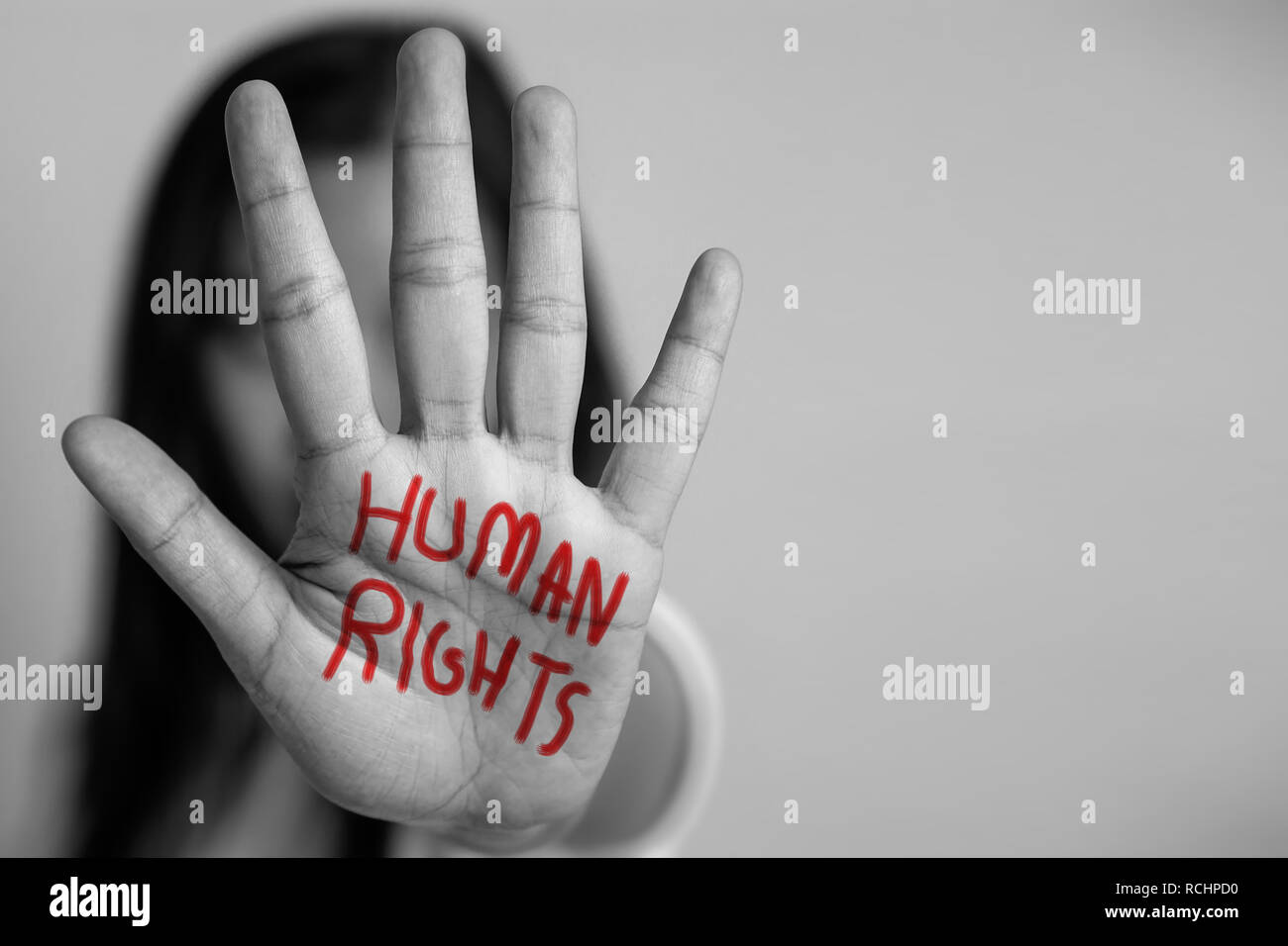 Concept des droits de l'homme. femme leva la main pour dissuader la main, écrire le mot de l'homme en rouge. Banque D'Images