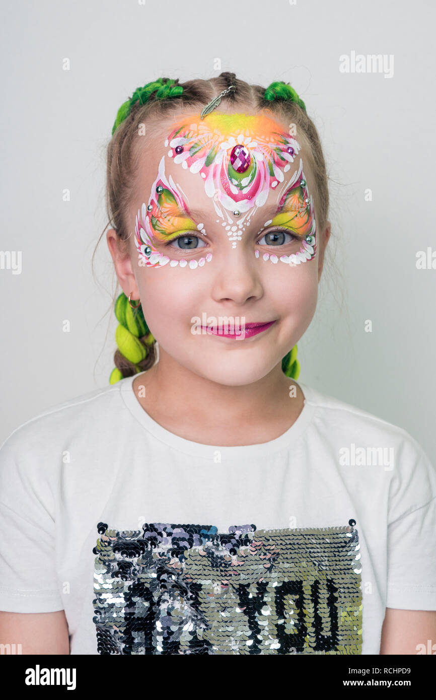 Portrait de jeune fille belle avec aqua maquillage sur visage isolé sur fond blanc. Banque D'Images