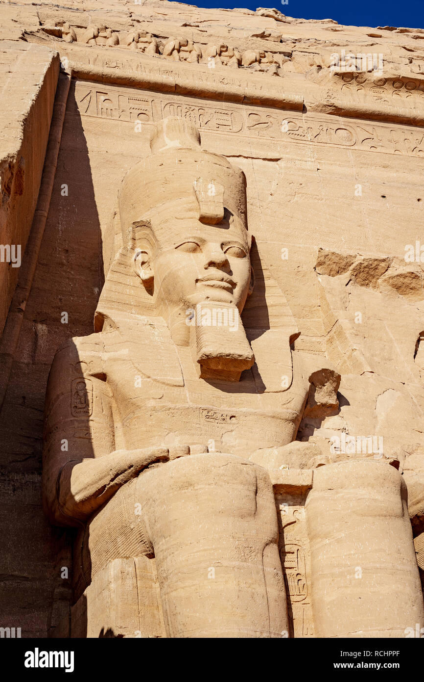 La statue du roi Ramsses la deuxième ou Ramsès le Grand à Abu Symbel en Egypte Banque D'Images
