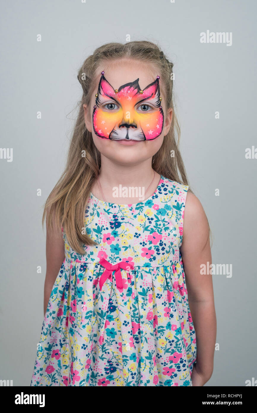 Portrait d'une jolie petite fille avec rasskrashennym visage sous la forme d'un animal. La peinture du visage. Banque D'Images