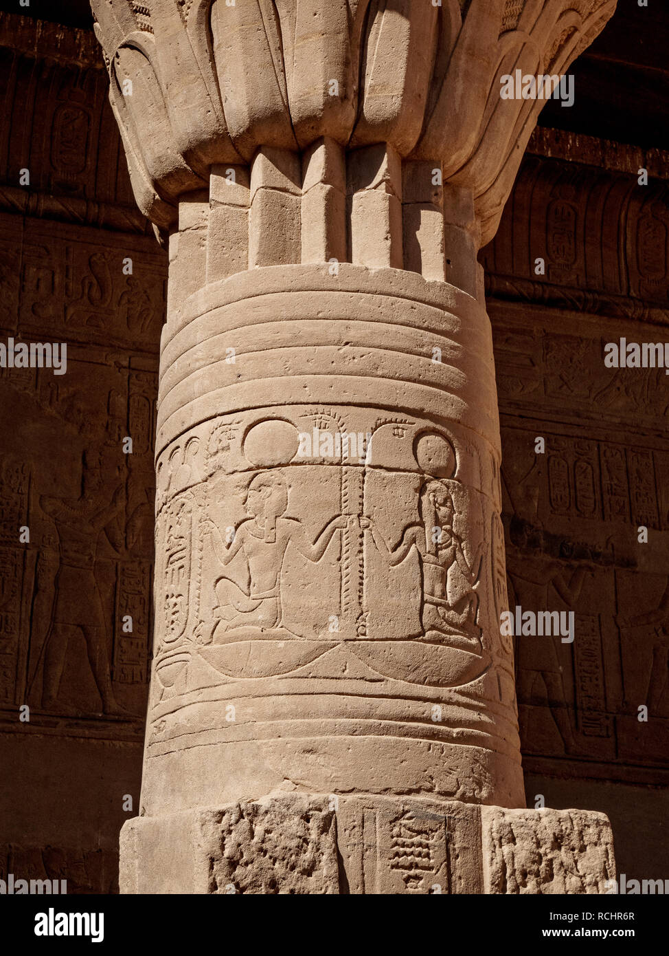 Décoré avec des colonnes de hiéroglyphes au Temple de Philae à Assouan Egypte Banque D'Images