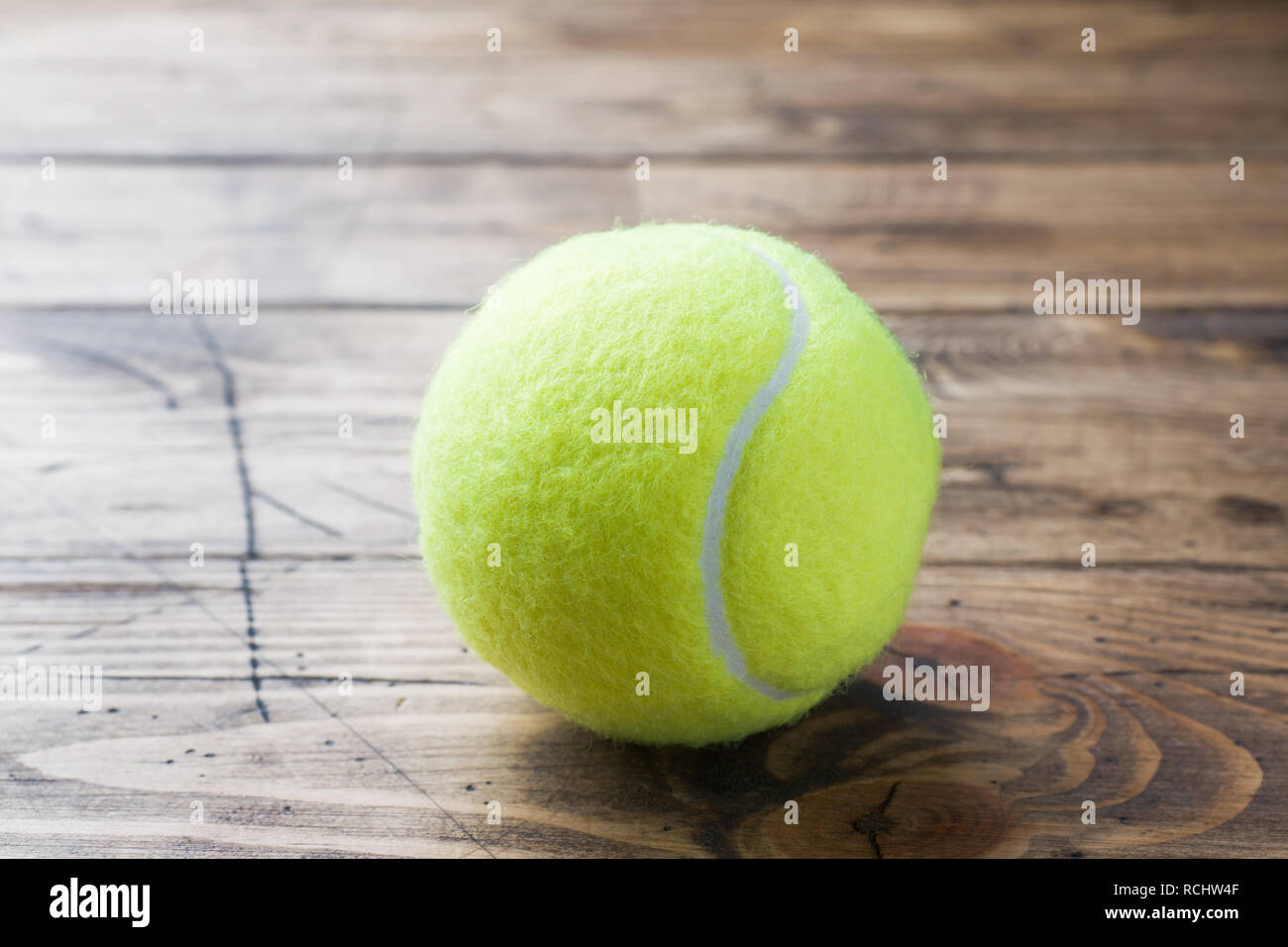 Balle de tennis sur fond de bois, Sport Concept et Idée, Style rustique Banque D'Images