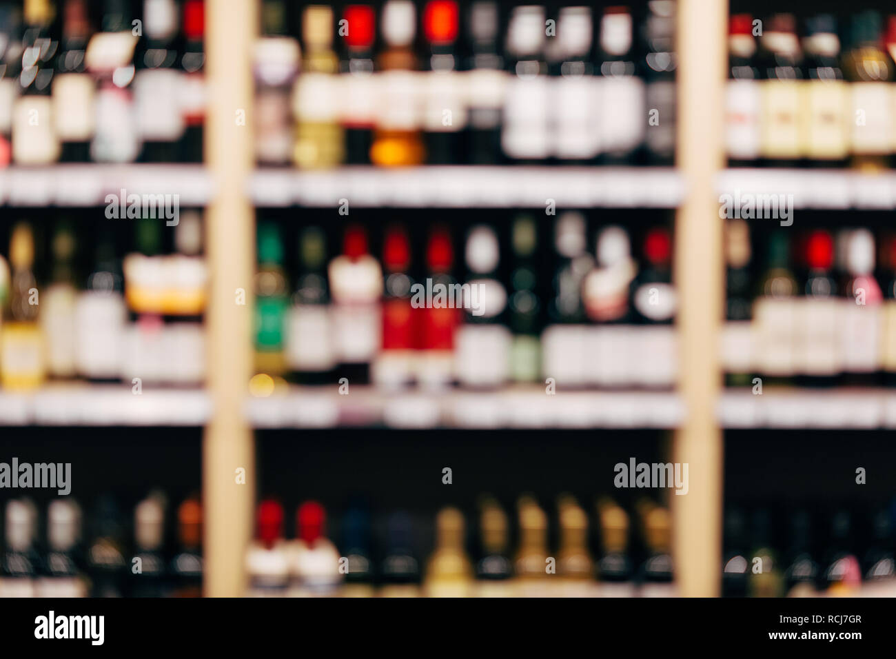 Photo floue d'étagères avec des bouteilles de vin Banque D'Images