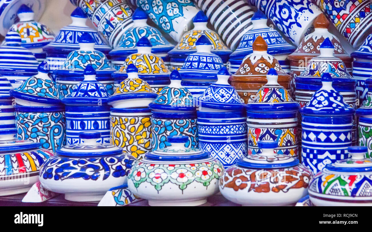 Poterie céramique traditionnelle sur le Maroc bazar, Marakesh Photo Stock -  Alamy