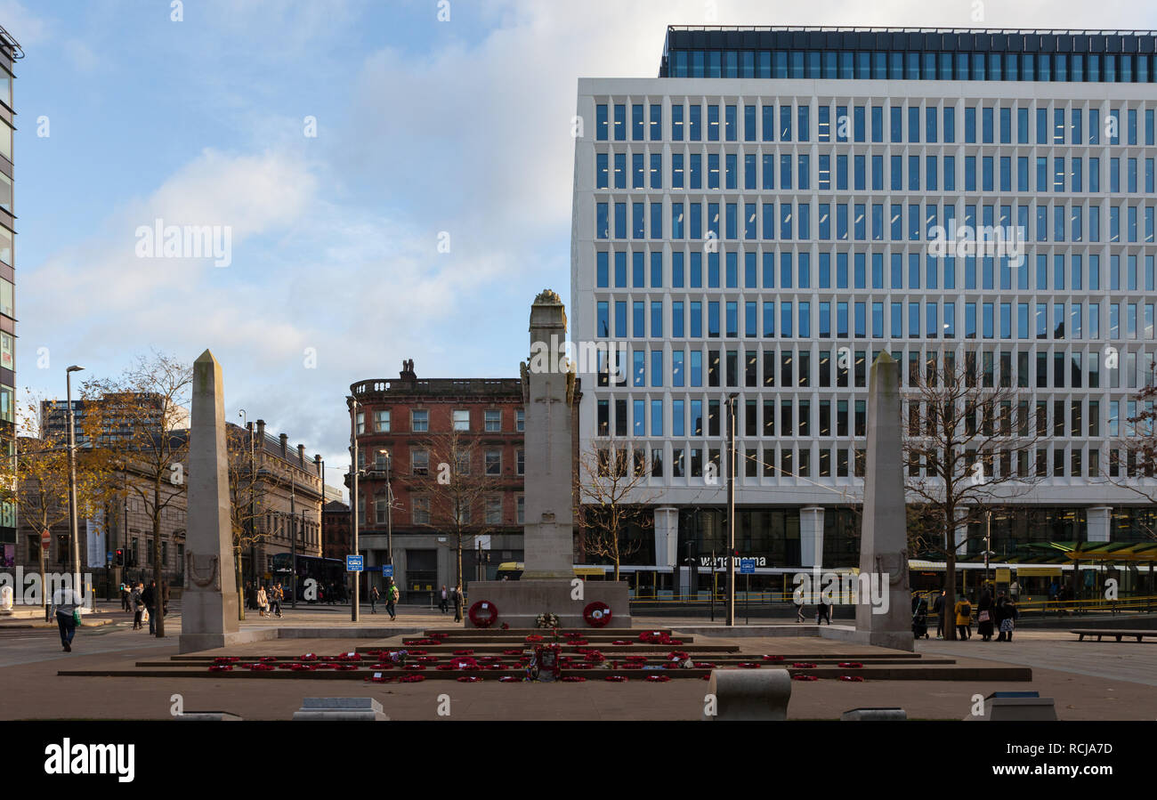Le cénotaphe au coeur de St Peter's Square, Manchester. Banque D'Images