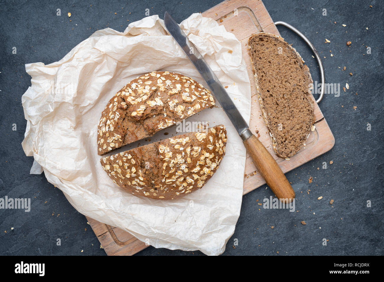 Pain de seigle léger avec un couteau à pain vintage sur une carte de pain Banque D'Images