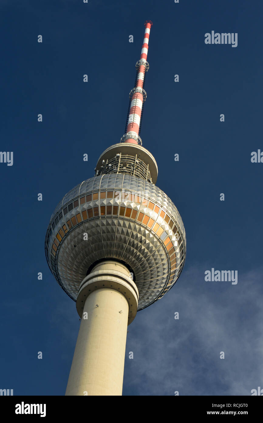 Berlin, Allemagne - le 10 novembre 2018. Planeur l'arbre et de sphère d'argent Fernsehturm, la tour de télévision de Berlin. Banque D'Images