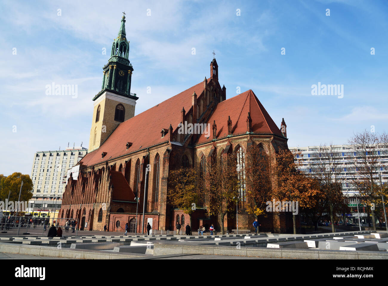 Berlin, Allemagne - le 10 novembre 2018. Vue extérieure de l'église Marienkirche à Berlin, avec les gens. Banque D'Images