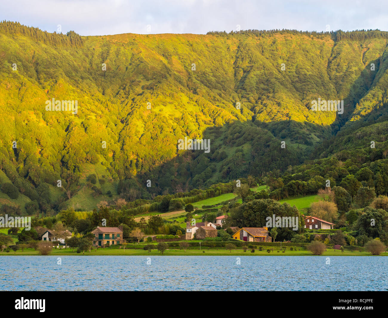 Paysage autour de Lagoa Azul, le célèbre lac de l'île de São Miguel aux Açores (Portugal). Banque D'Images
