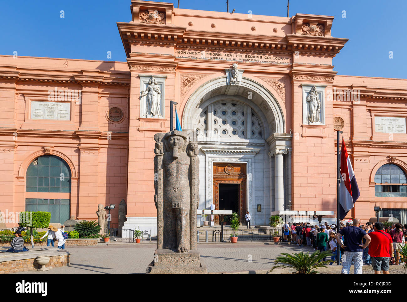 Vue de l'entrée impressionnante de l'emblématique musée d'antiquités égyptiennes (Musée du Caire), l'une des principales attraction touristique au Caire, Egypte sur une journée ensoleillée Banque D'Images