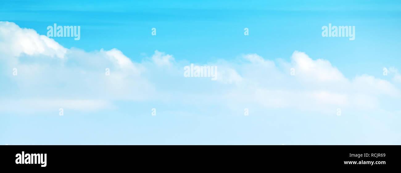 Ciel bleu avec des nuages blancs dans la journée. Contexte photo panoramique naturel Banque D'Images