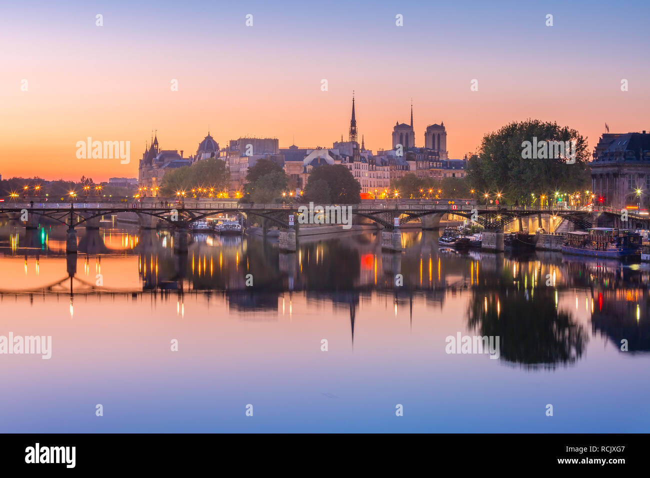 Premium Photo | Pont des arts in paris at night