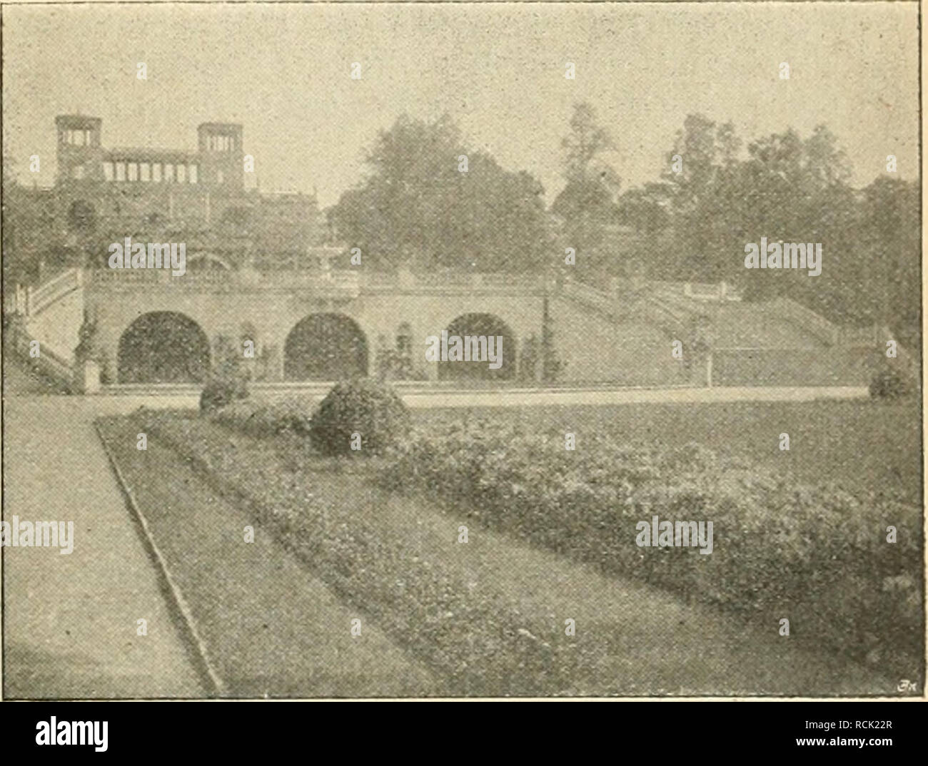 . Die Gartenwelt. Le jardinage. Illustrierte Wochenschrift für den gesamten Gartenbau. Jahrgang XXI. 26. Oktober 1917. N° 43. Nadidruck Nachbildung aus dem und Inhalte dieser Zeitstjitift strafrediilidi verfolgt werden. Gemüsebau. Die Bedeutung des Bodens gärtnerischer Erzeugungswert la SLA. Von A. Janson. Seit einer Reihe von Jahren, seitdem ich mich mehr und mehr um gärtnerisches Absdiätzungswesen bekümmert demgemäß und habe dans häufigen Enteignungen saurait, wie bei, Konkursen Erbteilungen, Verkäufen, oder als Beirat Sach- verständiger Gelegenheit zu einem tiefen Blick in die Ge- schäftsgeheimniss Banque D'Images