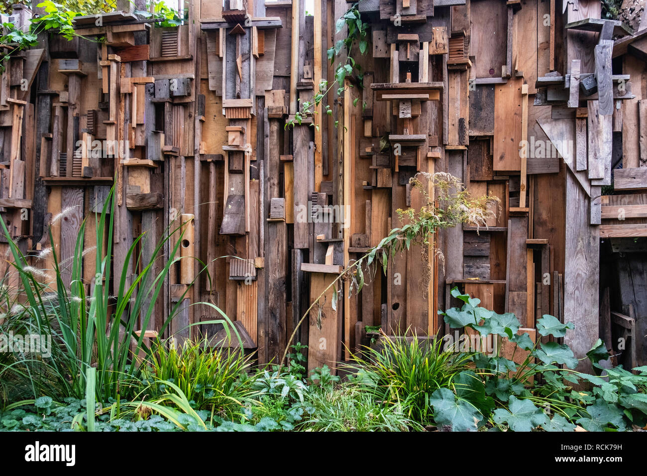 Berlin, Kreuzberg. Princess Garden, Prinzessinnengarten jardin commun, un lieu de rencontre communautaire.mur fait de matériaux recyclés Banque D'Images