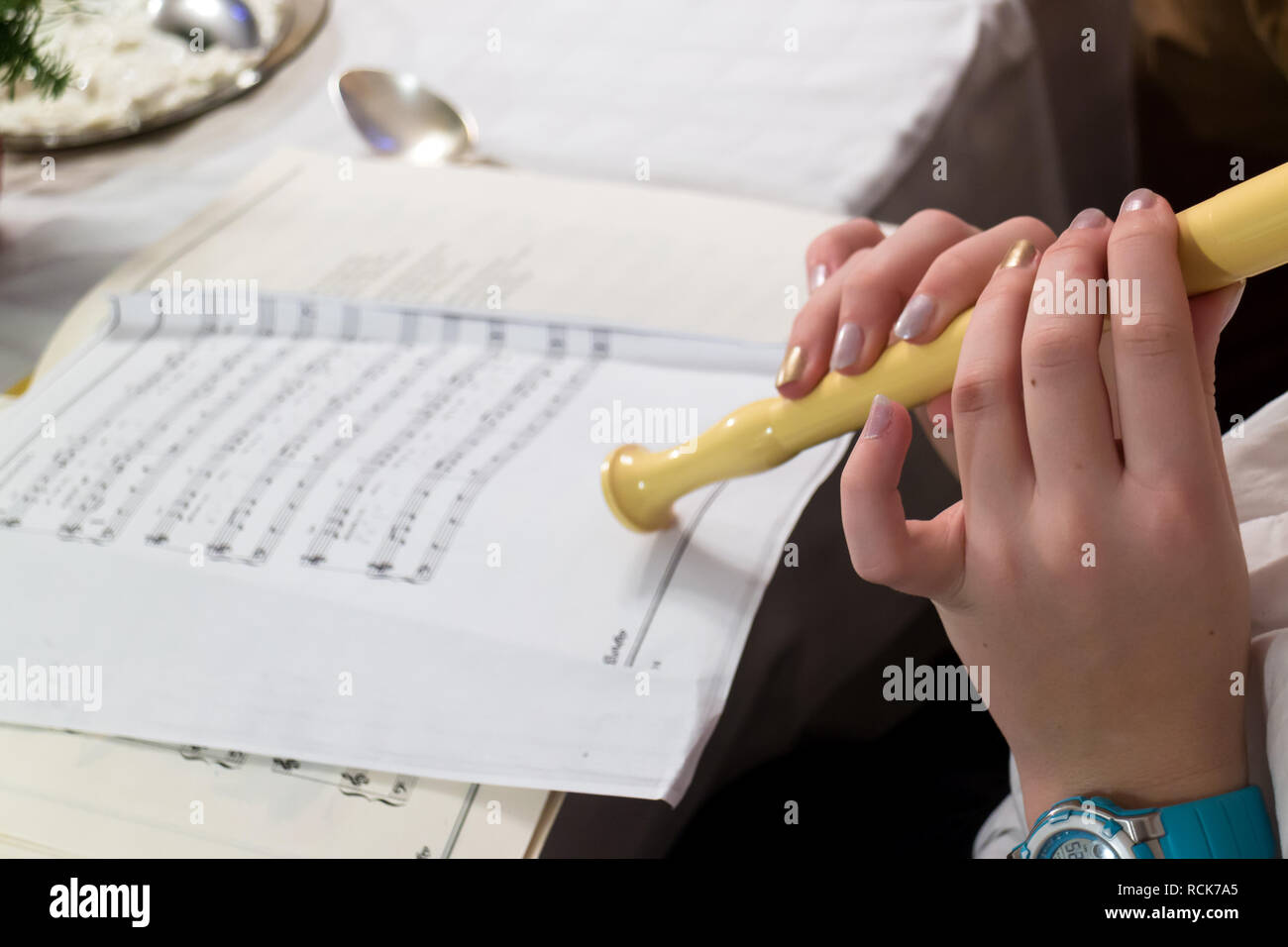 Fille Jouant A La Flute De La Partition Photo Stock Alamy