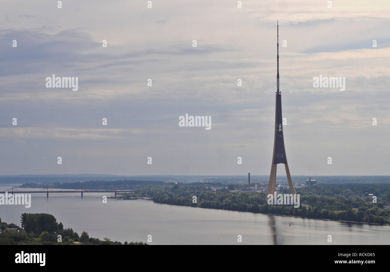 Vue panoramique de Riga, avec la radio et la tour de télévision à côté du fleuve Daugave, Lettonie Banque D'Images