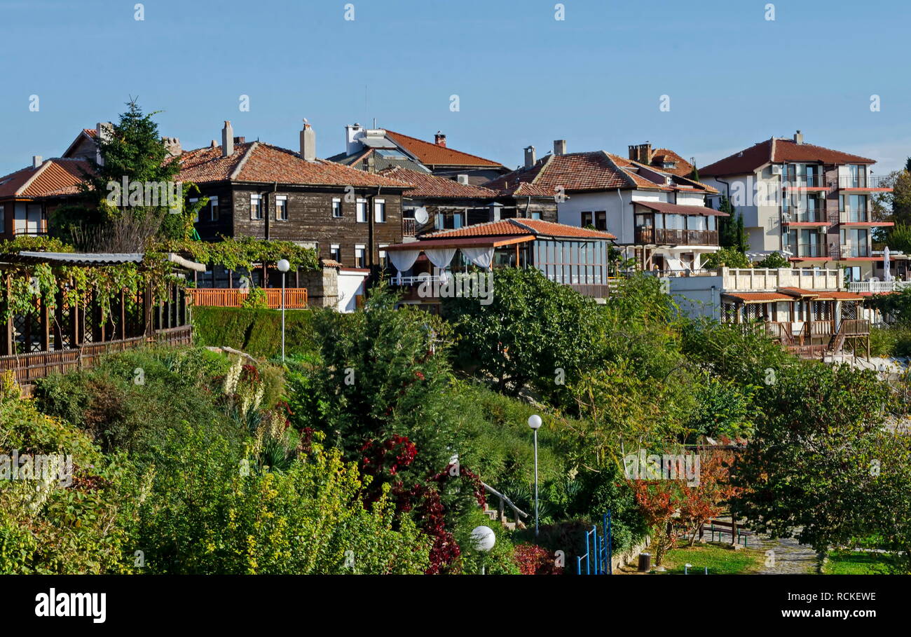 Vue de quartier résidentiel avec des maisons dans la ville ancienne de Nessebar ou Mesembria sur la côte de la mer Noire, Bulgarie, Europe Banque D'Images