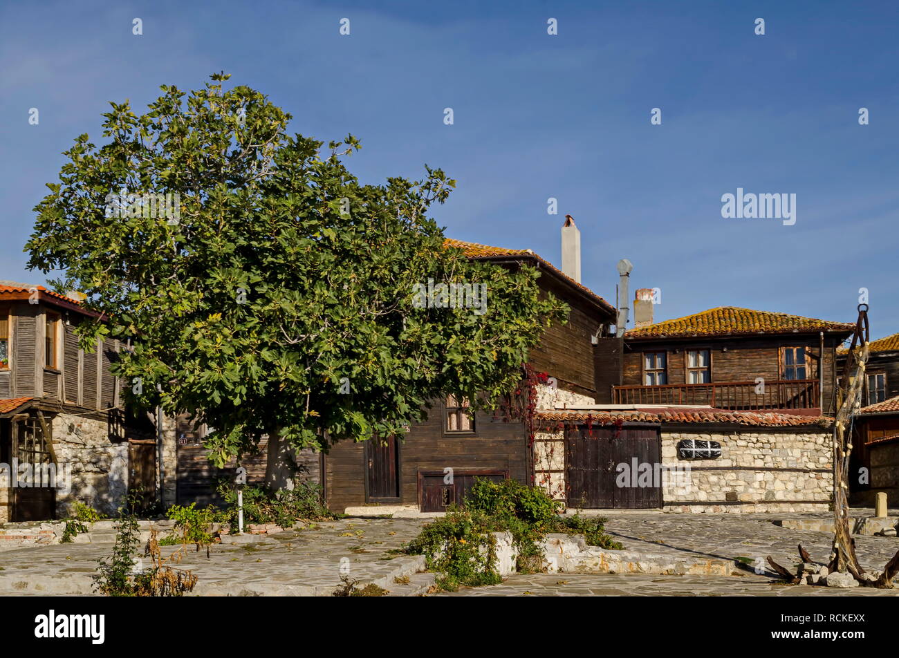 Vue de quartier résidentiel avec des maisons et old anchor dans l'ancienne ville de Nessebar ou Mesembria sur la côte de la mer Noire, Bulgarie, Europe Banque D'Images