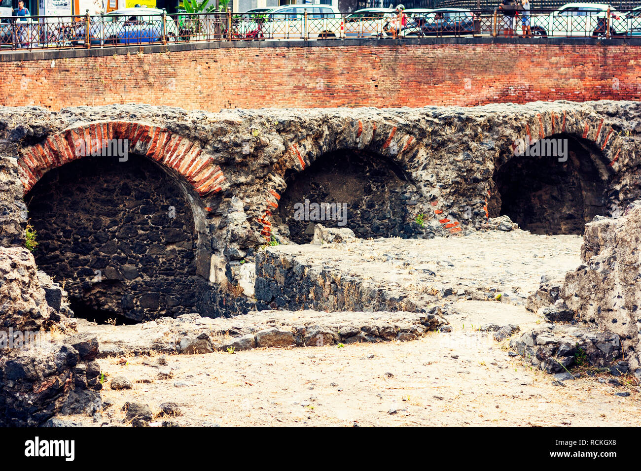 Les ruines de l'Amphithéâtre Romain de Catane, Sicile, Italie, origine italienne Banque D'Images