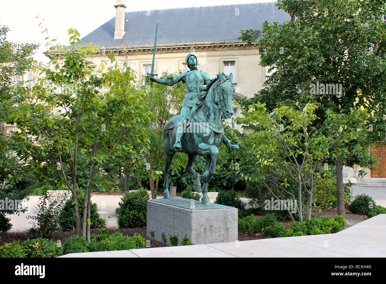 Reims, France. Statue équestre de Jeanne d'Arc (Jeanne d'Arc), faite par Paul Dubois et placé en face de la cathédrale de Notre Dame Banque D'Images