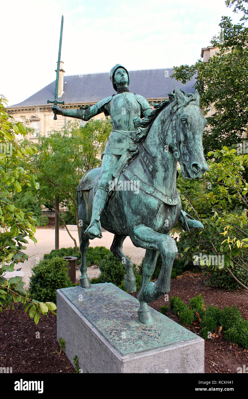 Reims, France. Statue équestre de Jeanne d'Arc (Jeanne d'Arc), faite par Paul Dubois et placé en face de la cathédrale de Notre Dame Banque D'Images