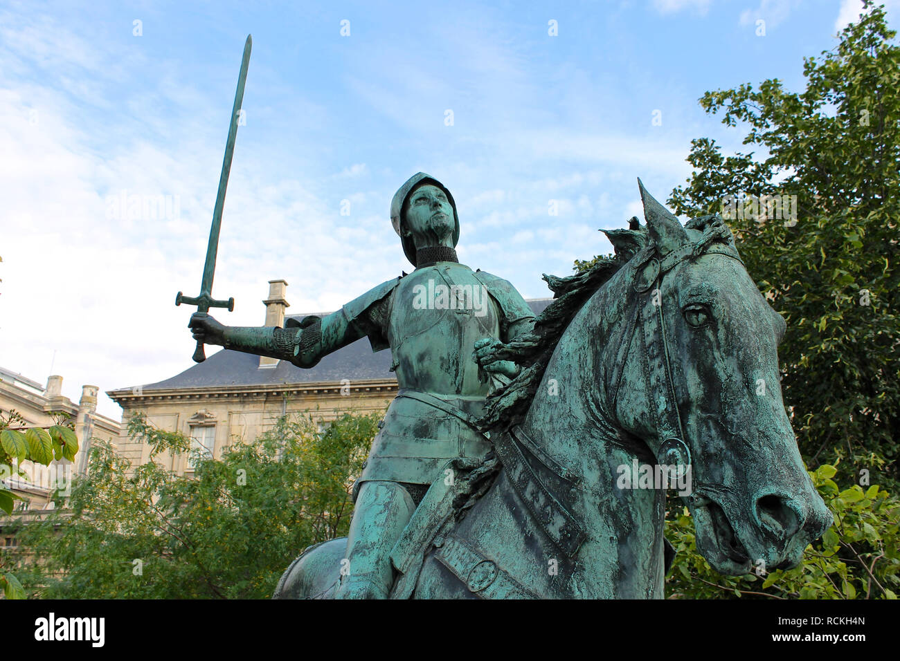 Reims, France. Statue équestre de Jeanne d'Arc (Jeanne d'Arc), faite par Paul Dubois et placé en face de la cathédrale de Notre Dame Banque D'Images