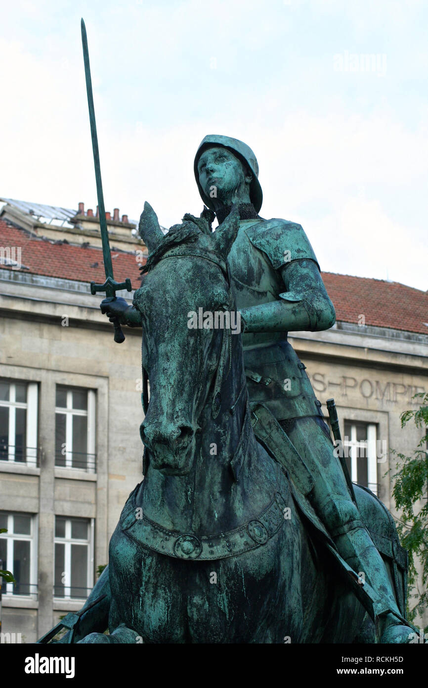 Reims, France. Statue équestre de Jeanne d'Arc (Jeanne d'Arc), faite par Paul Dubois et placé en face de la cathédrale de Notre Dame Banque D'Images