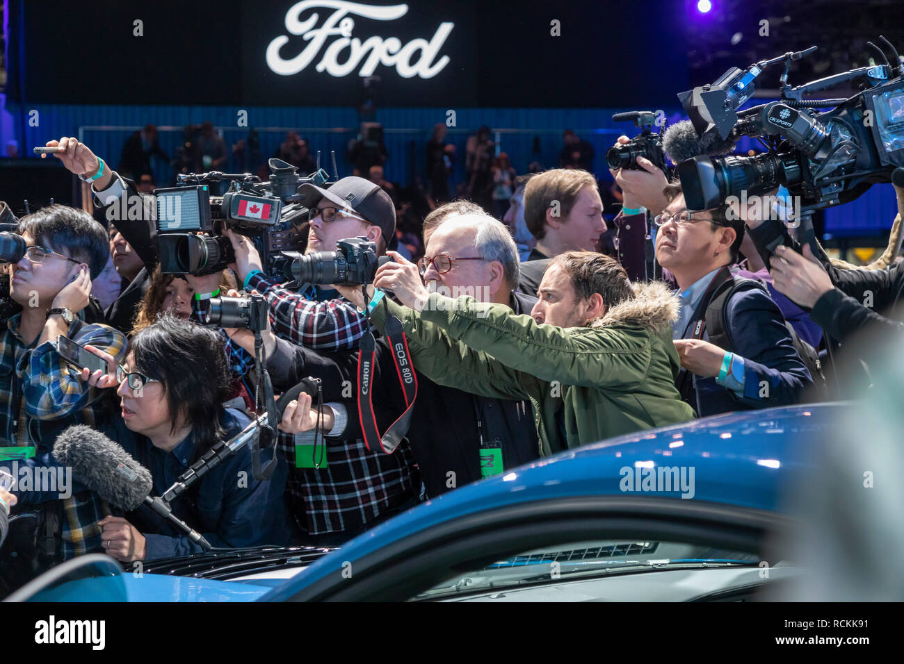 Detroit, Michigan - Photographes entourent le président exécutif de Ford Bill Ford que l'entreprise présente les nouveaux véhicules au North American Internationa Banque D'Images