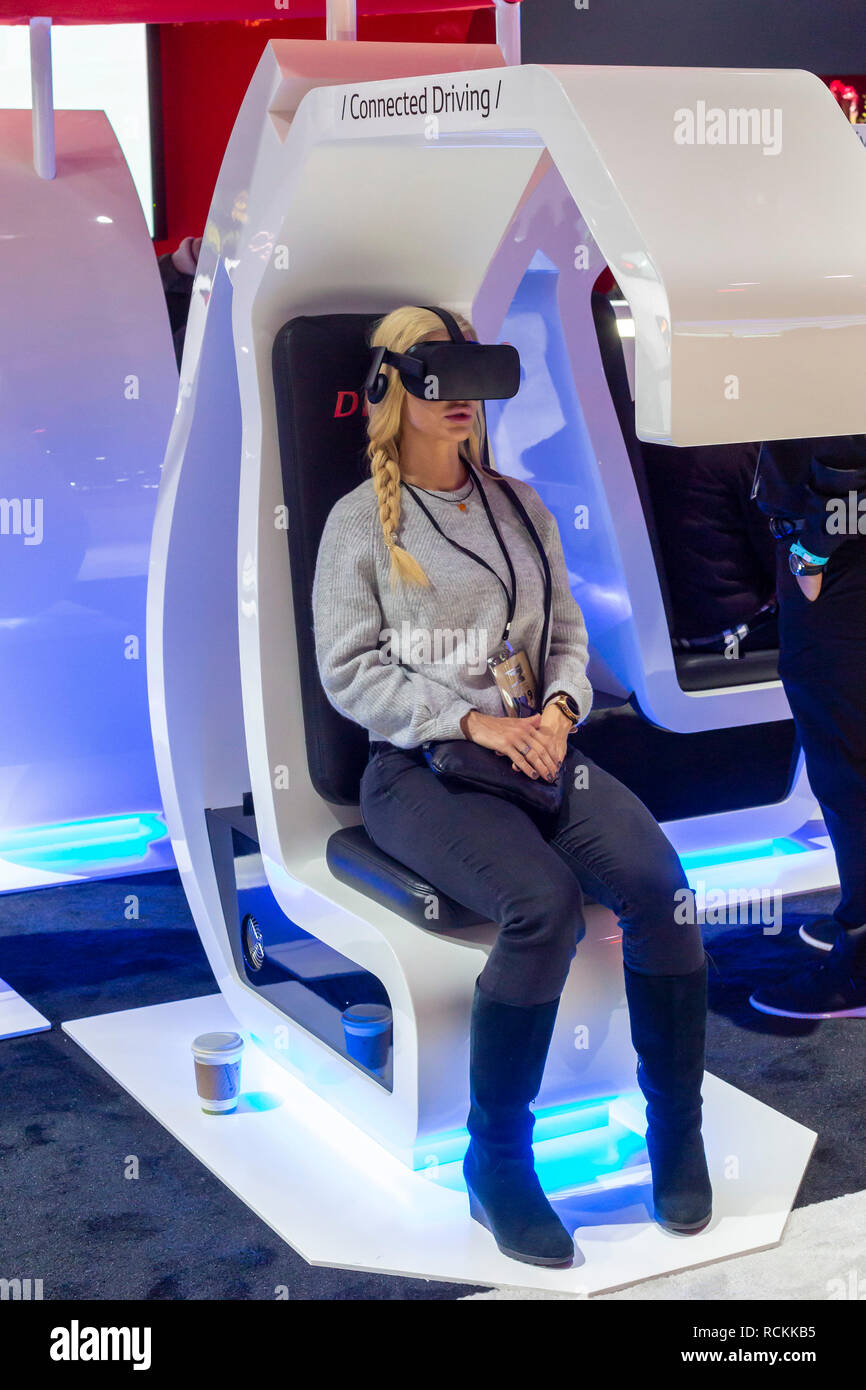 Detroit, Michigan - une femme en réalité virtuelle du Denso stand à la North American International Auto Show. Banque D'Images