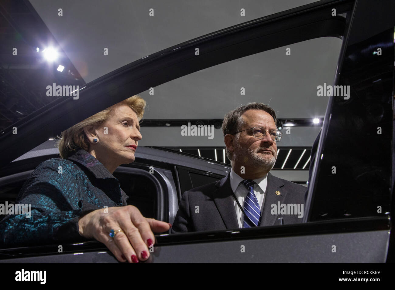 Detroit, Michigan - Michigan Sénateurs Debbie Stabenow et Gary Peters, les démocrates, avec la Cadillac XT6 à la North American International Auto Banque D'Images