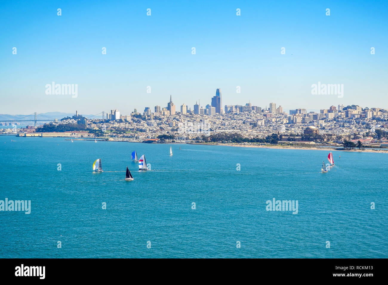 La baie de la mer, vue sur la ville de San Francisco à partir de la mer. Les navires dans la baie de la mer Banque D'Images