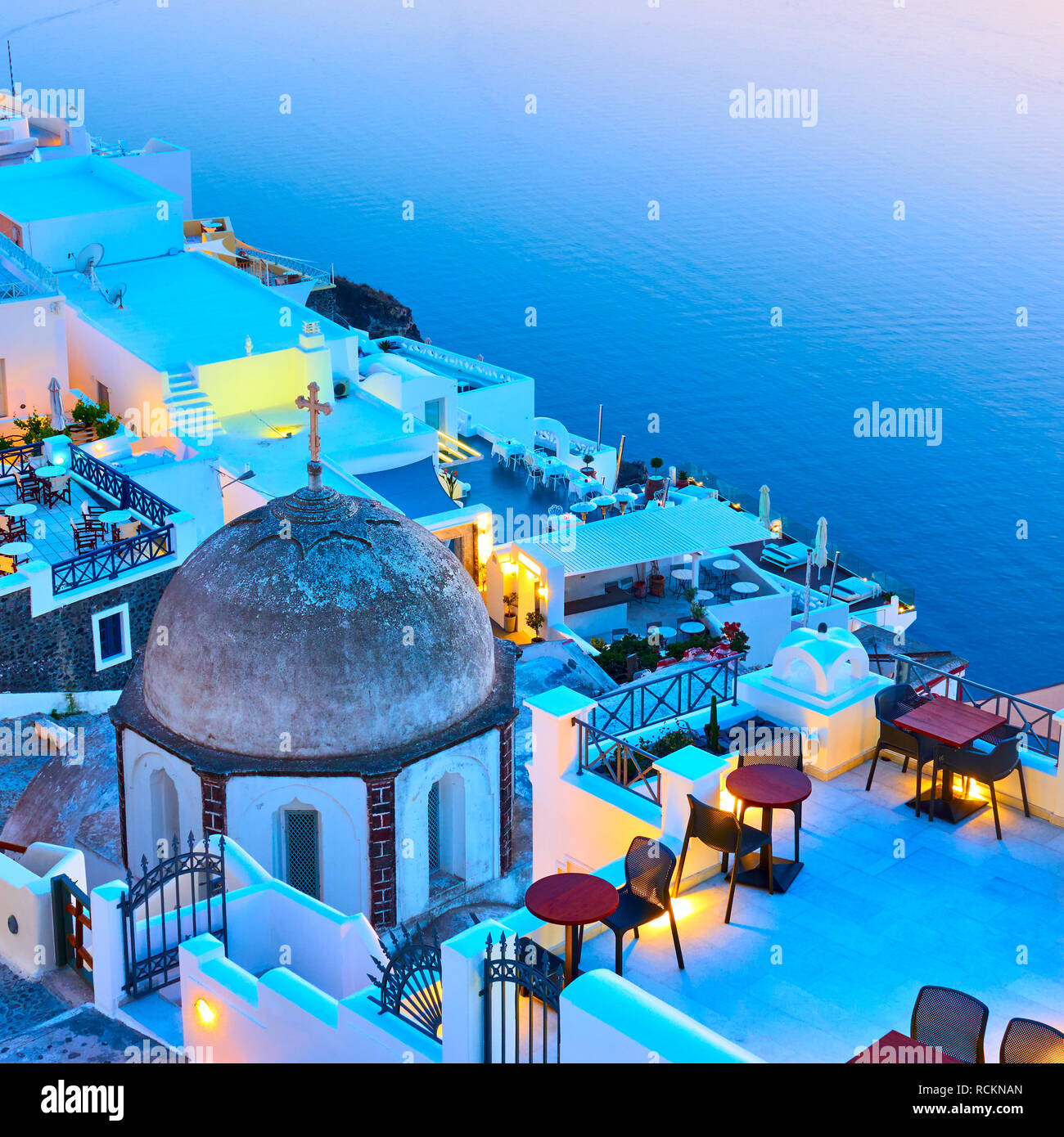 Ville de Thira et la mer Égée au crépuscule, l'île de Santorin, Grèce Banque D'Images